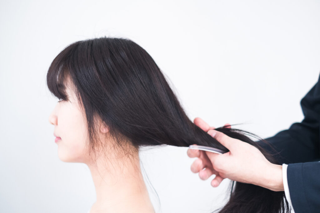 ブリーチリペア®︎専門美容室KOCUでお客様を施術するワンシーン